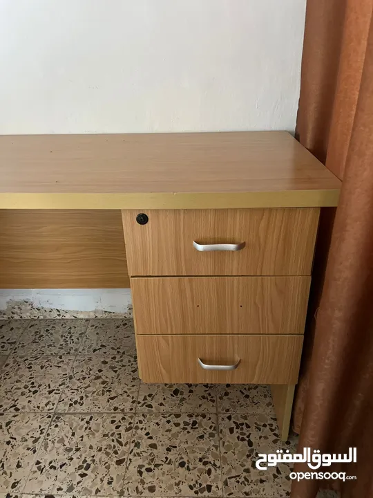 طاوله مكتبيه بحاله الوكاله جديده