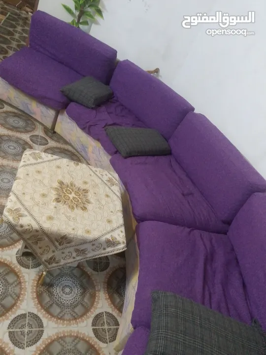 طقم كنب  8 مقاعد مع طاولتين وبرادي بسعر حرق