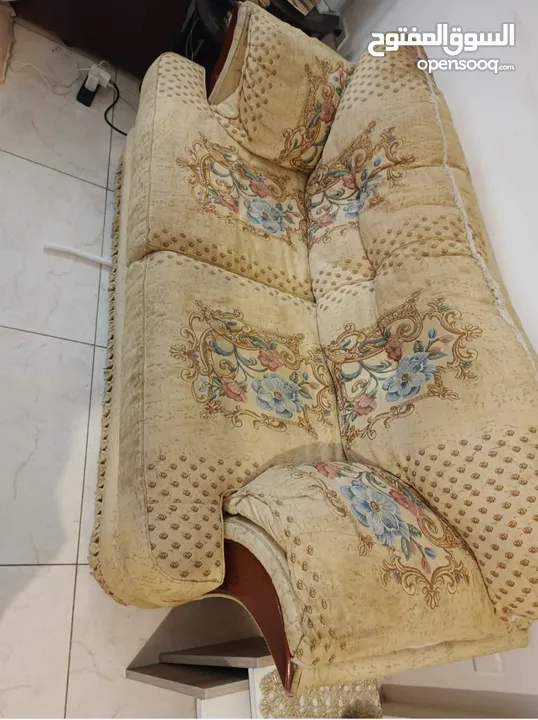 طقم كنب للبيع بحالة جيدة