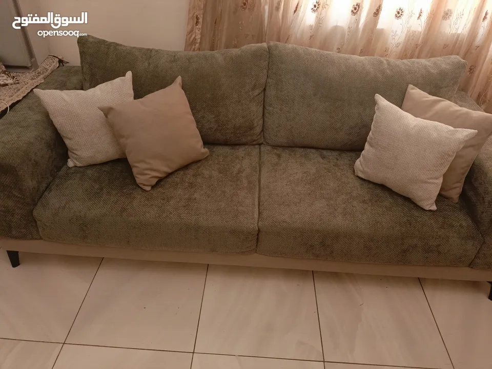 كنب تفصيل 8 مقاعد مريح جداً ولونه رائع وبحالة الوكالة