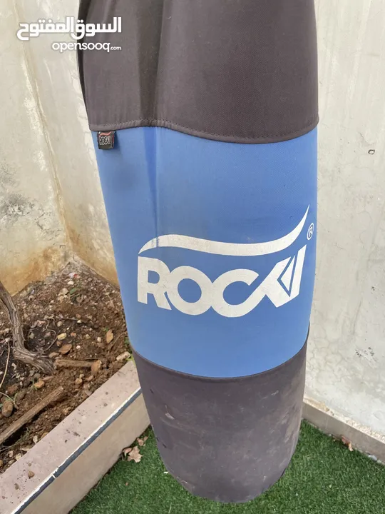 كيس ملاكمة ممتاز للبيع، بحالة جيدة، مناسب جداً للتدريب الاحترافي في البيت أو في نادي.