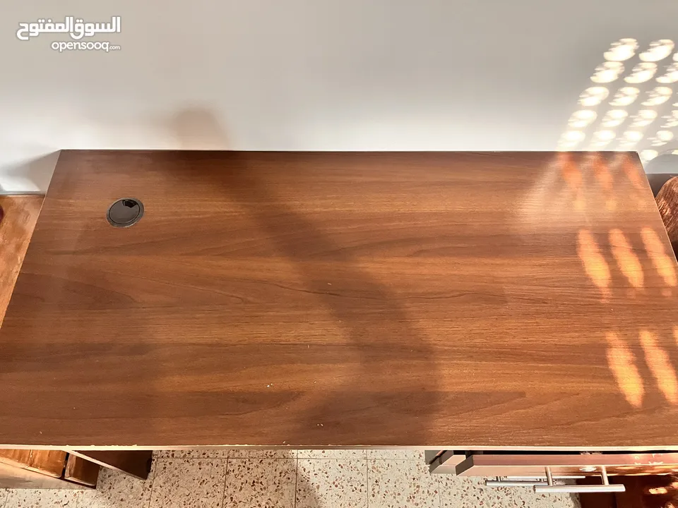 مكتب خشبي بحالة جيدة