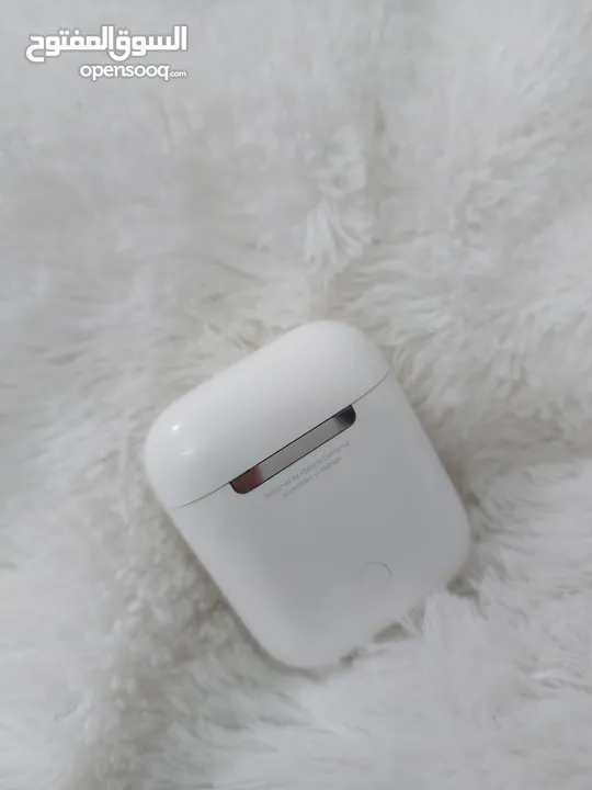 علبه الشحن الخاصه بسماعه AirPods الاصليه مستعمله بحاله جيدة تعمل 100% بدون السماعات