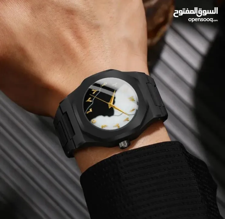 الساعة الترند الكاملة بالسواد – والبياض بارقام عربية أنيقة تضيف لمسة تراثية رقمية .