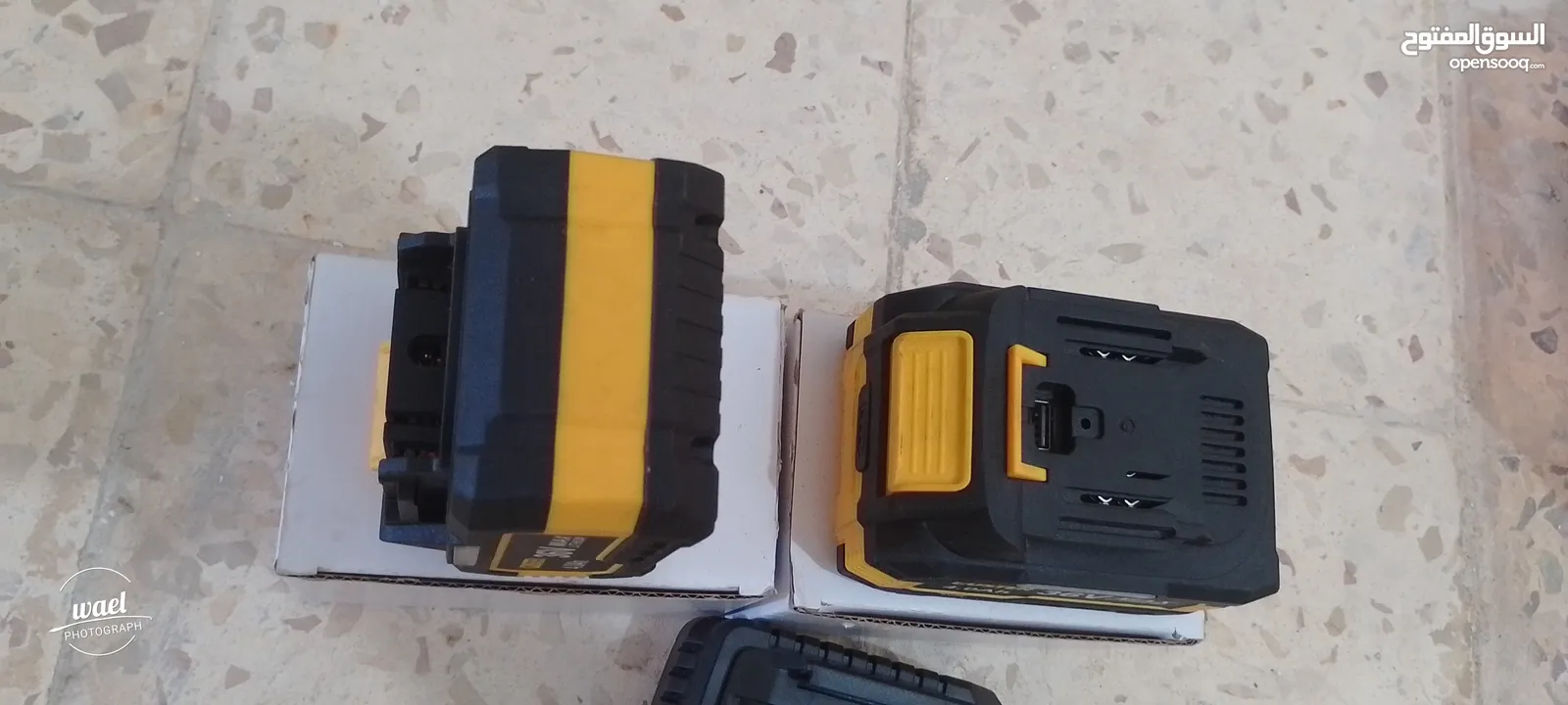 بطاريات وشاحن