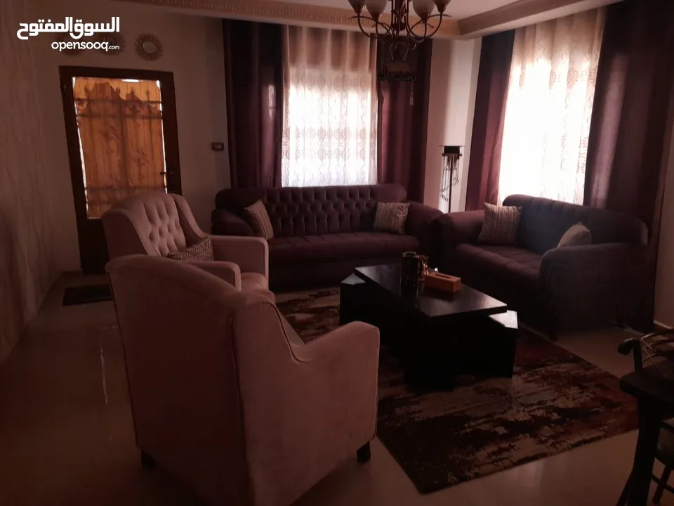 طقم كنب شبه جديد 7 مقاعد مع محتويات الصاله سجاده طاولات تابل لامب