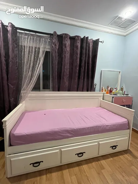 للبيع sofa bed بحالة ممتازة من هوم سنتر Opensooq