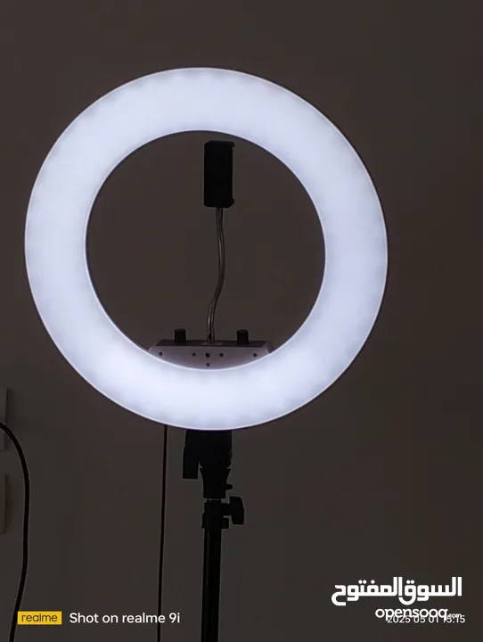 إضاءة LED حلقية إضاءة دائرية (رينق لايت) مع حامل جوال ، متعددة الإضاءات - حجم كبير