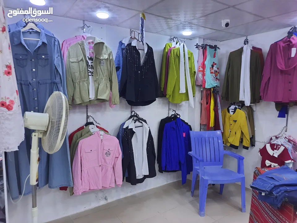 محل ألبسه للبيع مع كافة مستلزمات وديكور ولبضاعه او بيع الديكور ولبضاعه بدون المحل
