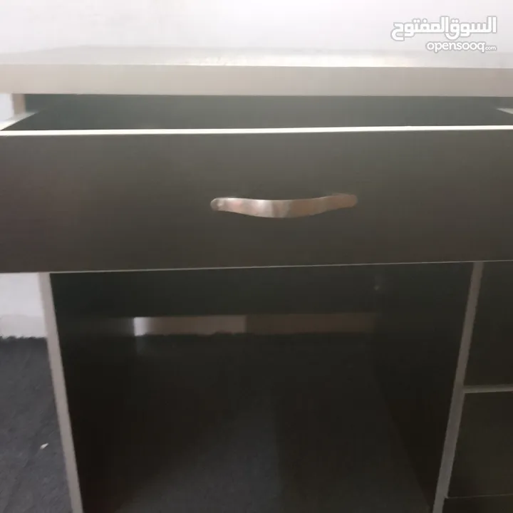 مكتب ممتاز جداً للدراسه و للكمبيوتر