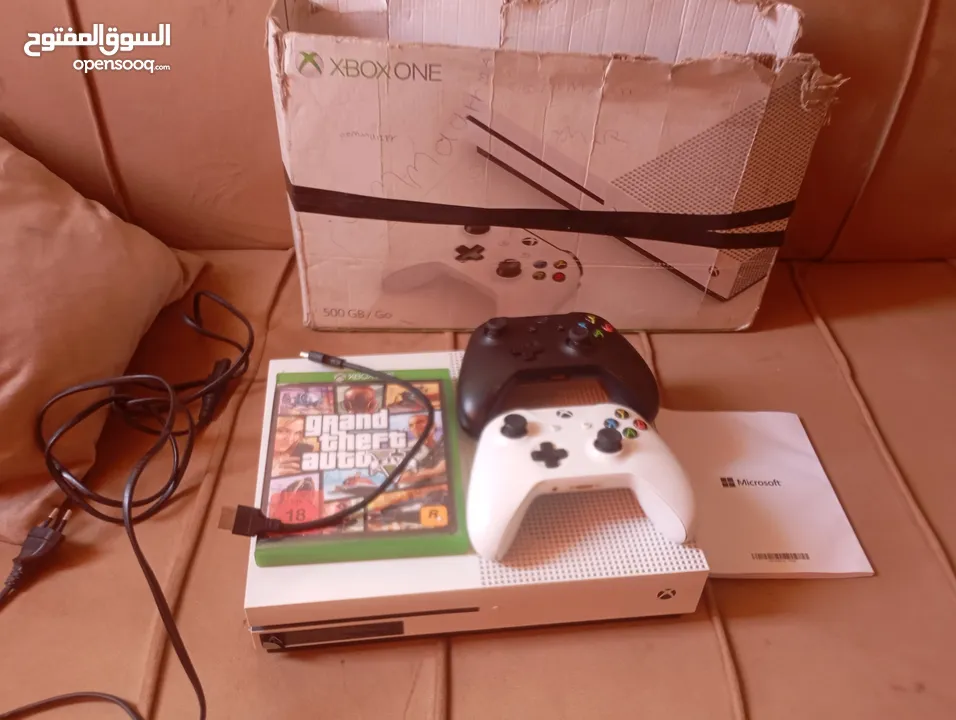 XBOX ONE مع ايدتين تحكم