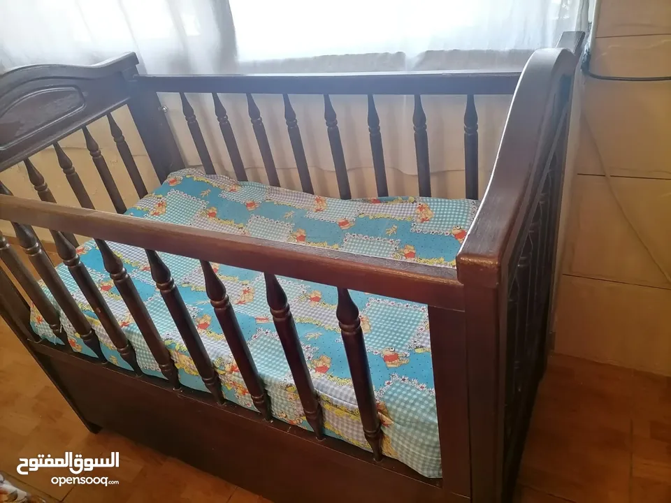 تخت اطفال خشب بني اللون مع الفرشة