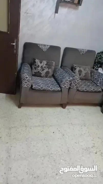 طقم كنب بحالة جيدة جدا خشب نظيف وثقيل مش زي التجاري ،معه هدية طاولة ضيافة خشب زان وجه زجاج خمس قطع
