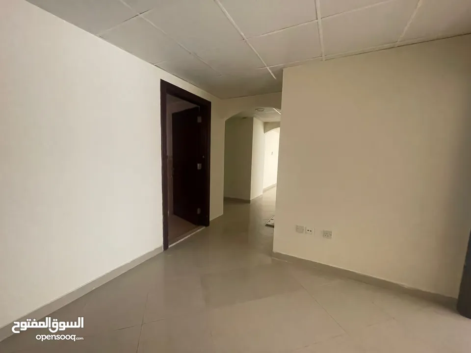 (ضياء)غرفتين وصالة للايجار السنوي في الشارقة المجاز بتشطيب عصري حديث سهل المخرج ل دبي اطلالة مفتوحة