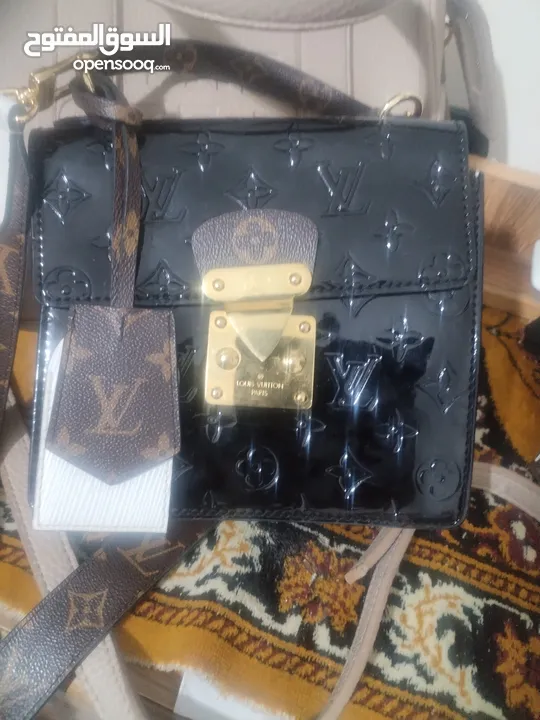 حقيبة يد نسائية ماركة LOUIS VUITTON للبيع لون اسود