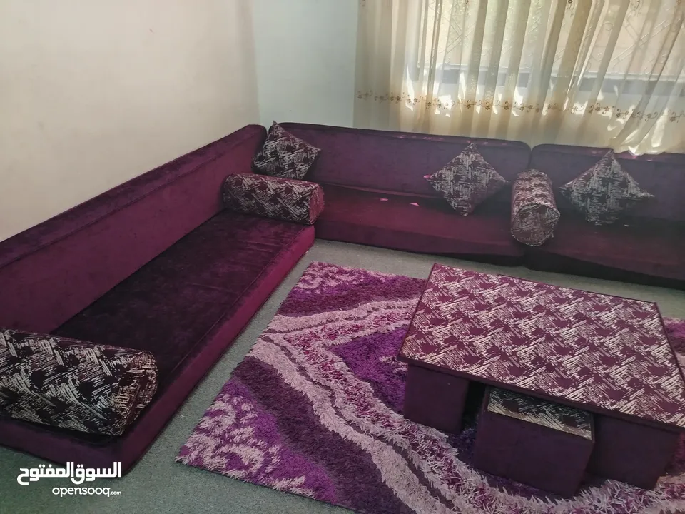 طقم فراش عربي باللون النهدي  ضغط 16 نظيف ما فيه اي عيوب  4 فرشات مع مساندهم ومراكيهم