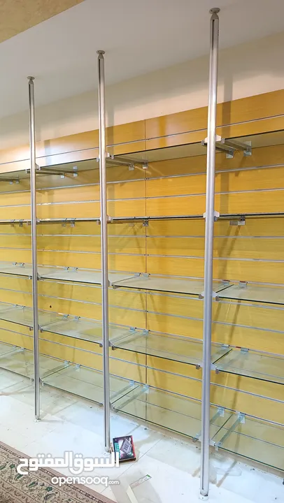 رفوف زجاج وخشب