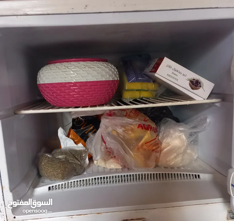 ثلاجة صناعة لبنانية وتعبئة غازها جديد ، وتبريدها وتثليجها قوي جدًا وعلى التجربة .