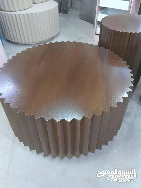 اطقم طربيزات طاولات شاشه مكون من ثلاث قطع خشب ودهان الون حسب الطلب