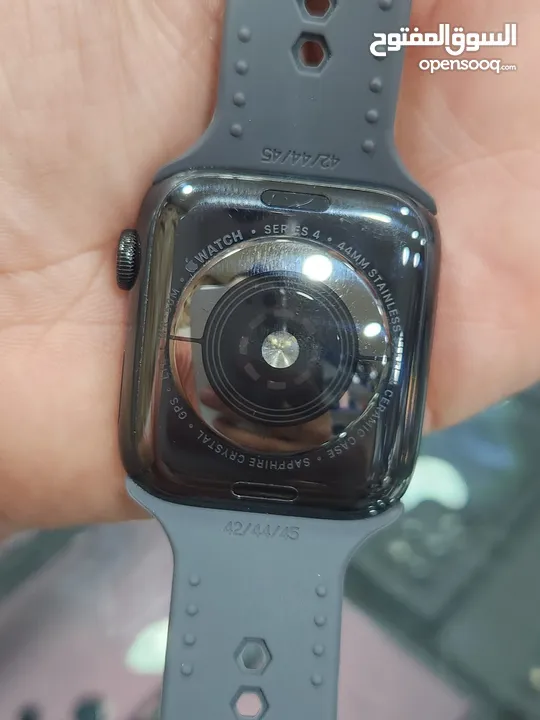 Apple watch 4 44mm بحالة ممتازة بسعر مميز