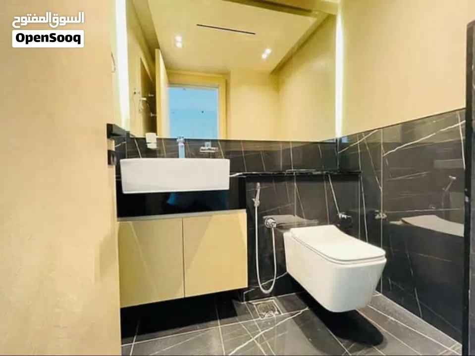 شقه متميزه سعر وموقع ومساحه بالاضافه الي عايد مضمون 13% غرفه وصاله بالجميرا جاهزه للسكن