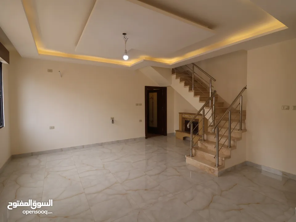 شقة دوبلكس طابق أخير مع روف مساحة (215)م الداخلي (100)م الخارجي في أرقى مناطق (أم حجير) شفا بدران