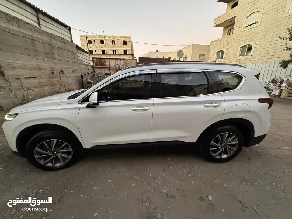 SUV هونداي سانتافيه فل اضافات ما عدا الفتحة