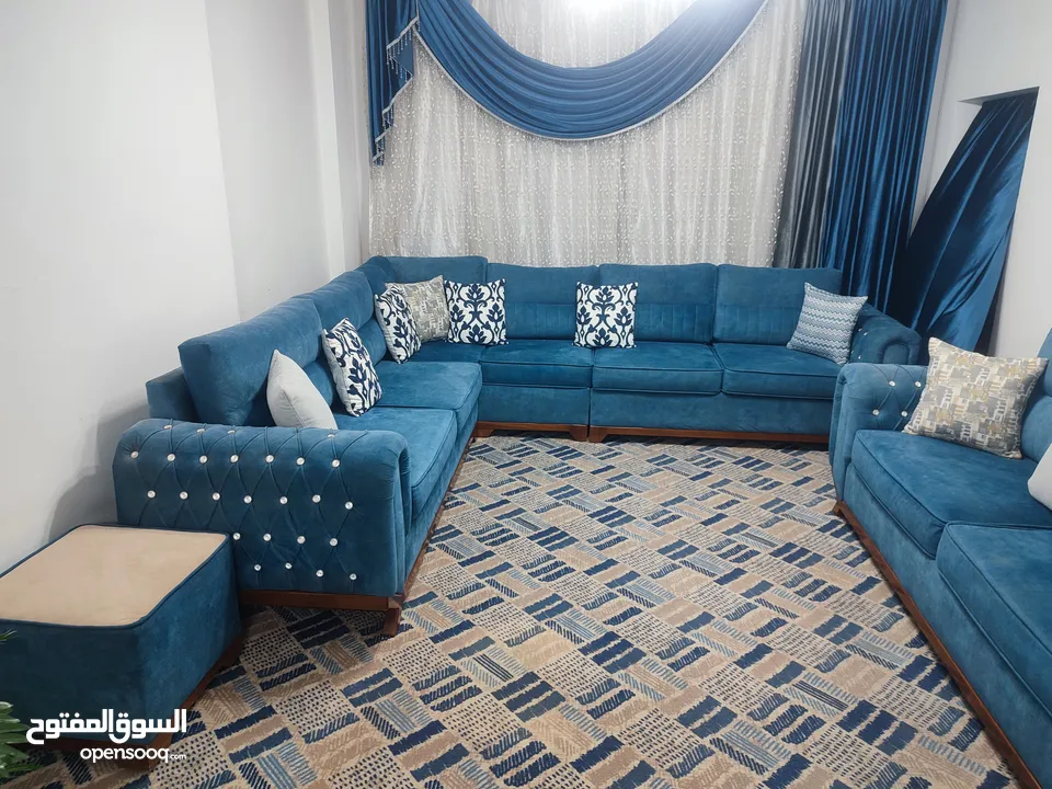 طقم كورنر مساحة 11 متر مع طاولة وسط مع كومدينة أحذية ومراية مع طاولة شاشة