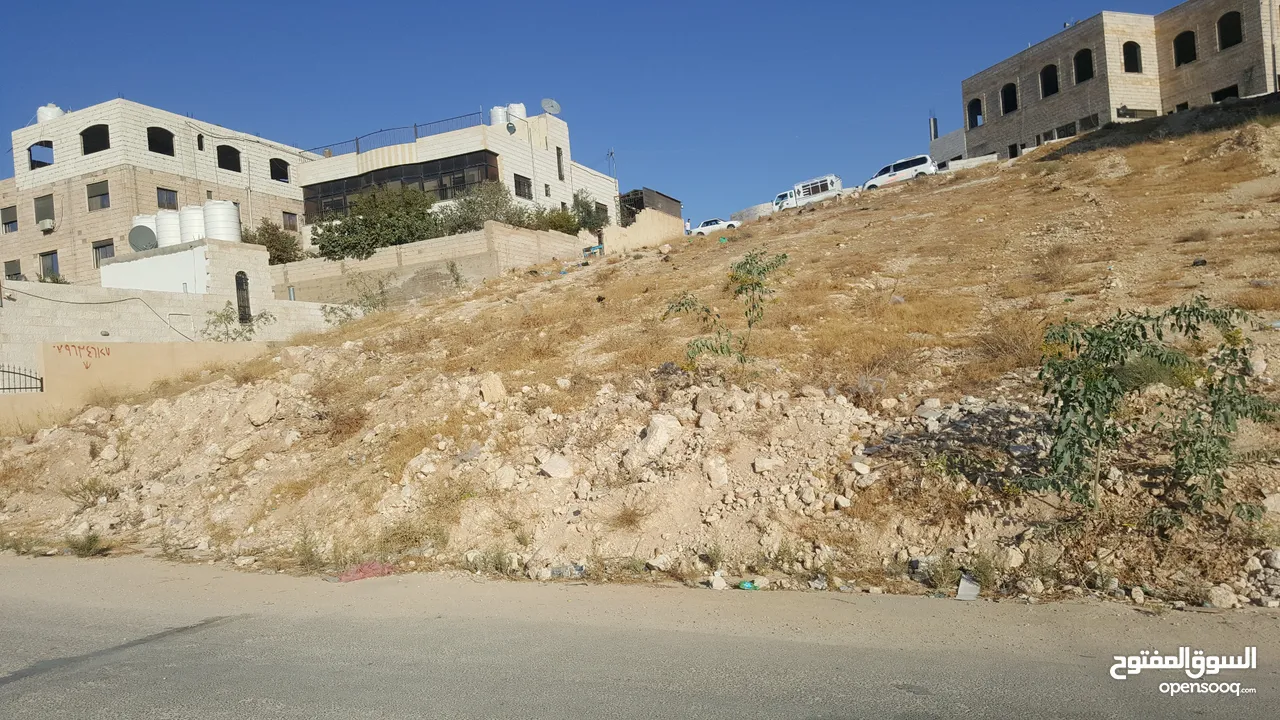 ارض مميزه و ذات إطلالة رائعه على الغرب للبيع من ألمالك مباشره  في اجمل مناطق  ألمرقب تستحق المشاهده