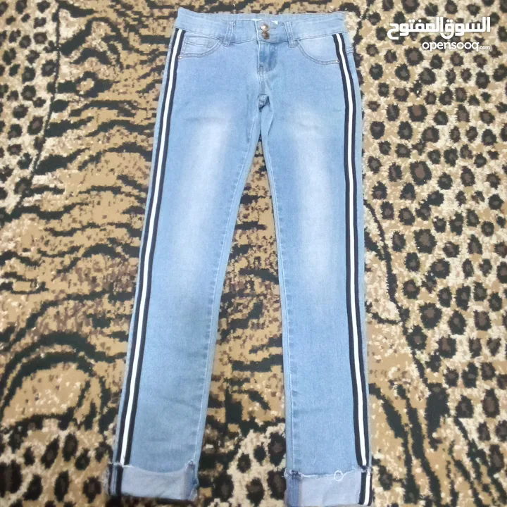 ملابس بناتي مستعمل بس نضيف بأسعار رمزيه ومراعاه عالكميه بلبسو عمر 8/9 سنين