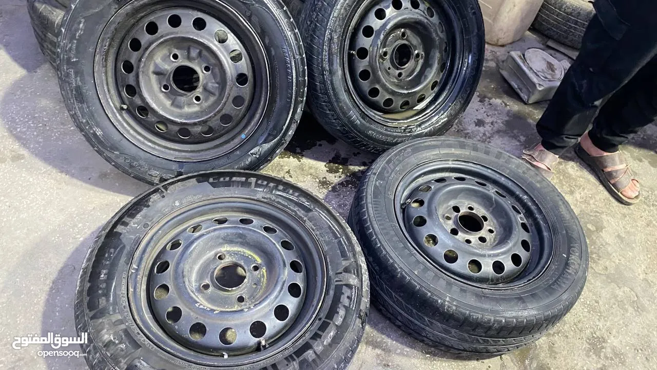 طقمين جنطات حديد سبيرات اصليات 14 و13 اربع براغي مع كوشوك للبيع او للبدل