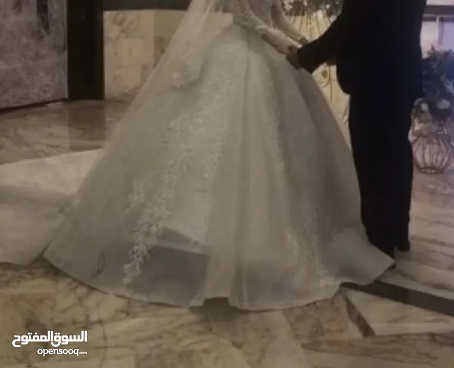 فستان عرس مستعمل للبيع لضرورة القسوة ابيض نفاش مع شاحط بسطل للامانه متل سندريلا