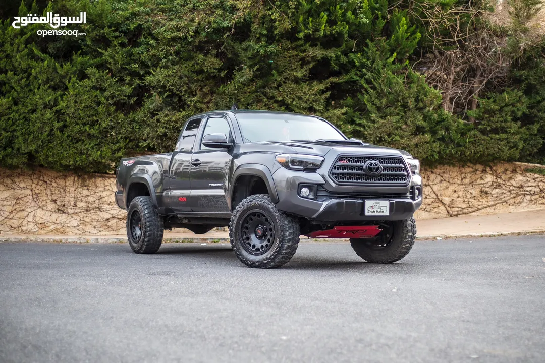 تويوتا تاكوما 2017  كابينة و نص مميز غيار عادي 4x4   بحالة ممتازة من المالك.