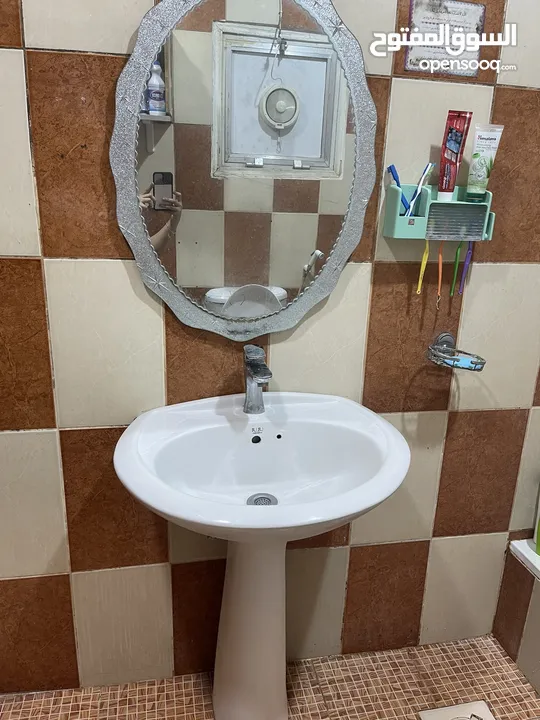 Wash basin with mirror