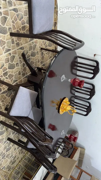 طاولة سفره 8كراسي بحاله الوكاله تفصيل خشب لاتيه18 وزان صلب ، تتكون من طاولة مع 8كراسي