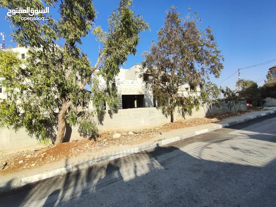 قطعه أرض عليها فيلا عظم للبيع في سطح مرحبا