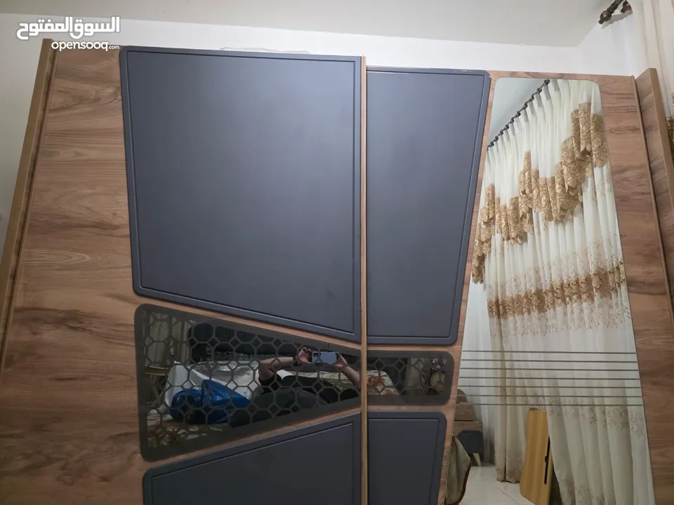 غرفة نوم بحالة ممتازة للبيع