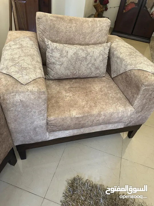 غرفة جلوس كاملة بحالة جيده جدا طقم كنب مريح وعملي وخاصة للاطفال مساحة عريضة للجلوس سهل الفك والغسيل