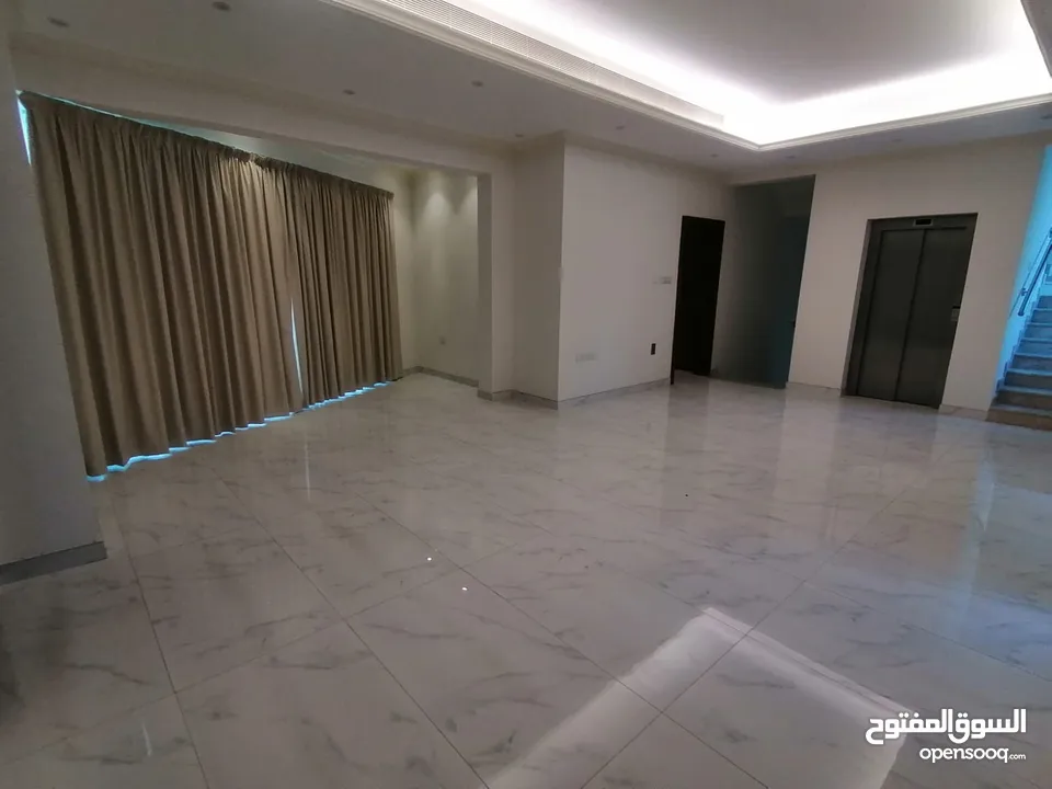 للايجار في الحد فيلا كبيره مع مصعد ومسبح For rent in hidd huge villa with lift and pool