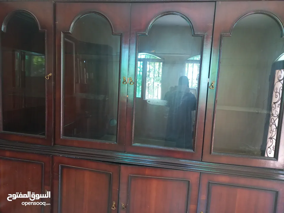 3 تخوت مفرد ثنين مع فرشه وواحد من دون فرشه + بوفيهات عدد 2 واحد قطعتين وواحد 3 قطع
