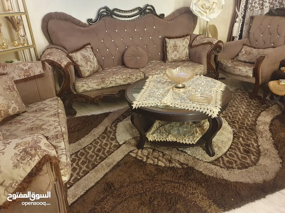 طقم كنب بحاله جيده جدا للبيع مع سجاده والبردايه