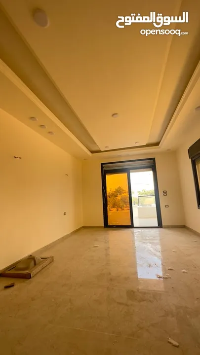 شقة طابق ارضي مدخل مستقل مع ساحة جديدة للبيع قصر العوادين