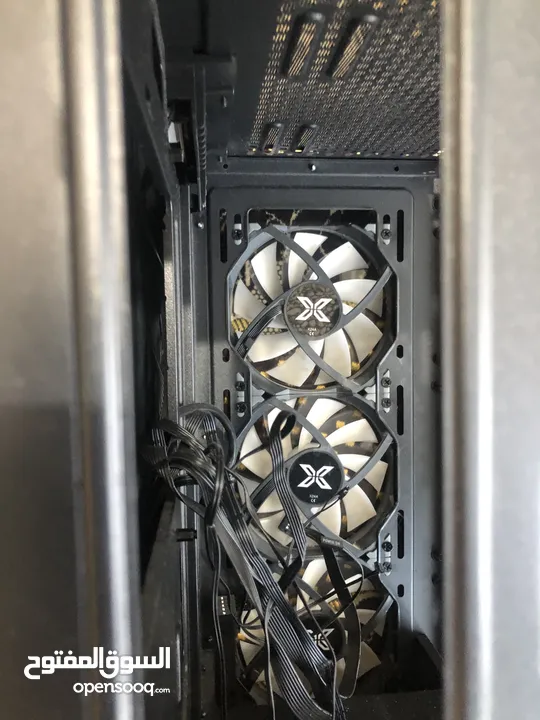 كيسة بي سي قيمنق ميد تاور نظيفة مع مراوحها pc case gaming mid tower in great condition