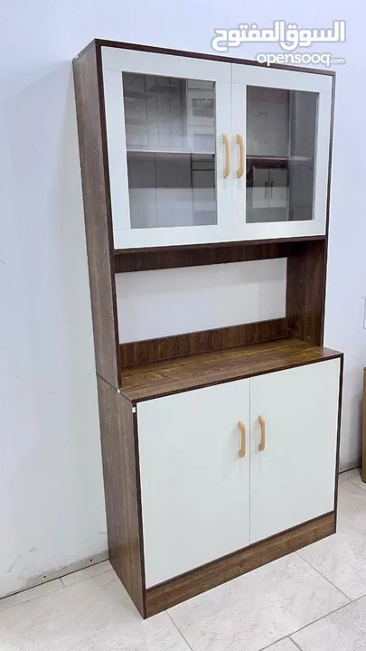 لو مطبخك دايمًا مليان أغراض ومحتارة وين ترتّبيهم إلك الحل مع بوفيه المطبخ العصري والأنيق تصميم خشبي