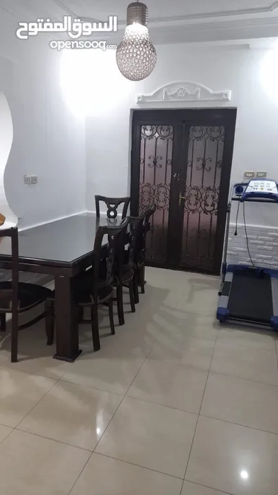 شقه من فيلا(غير مفروشة )للايجار طابق اول ب 360 ويوجد شقة صغيره طابق ارضي مدخل مستقل (غير مفروشة)150د