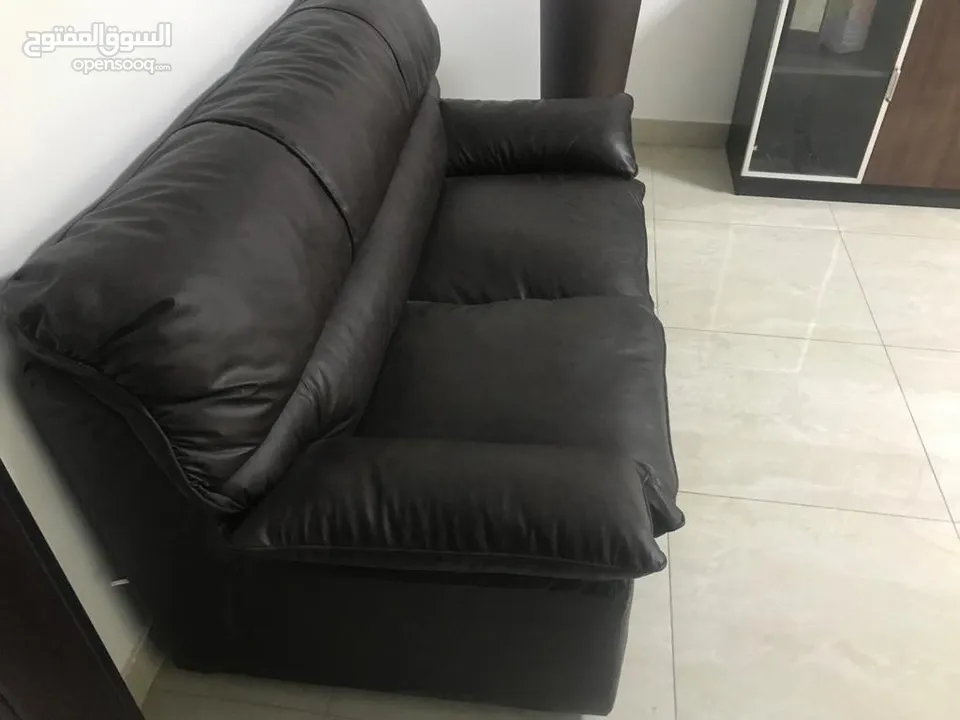 كنباية مكتب ثنائية جلد لون بني بحالة ممتازة