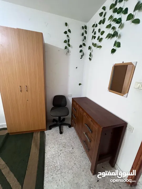 متوفر شاغر بداية  شهر 8  لبنت في  (غرفة برايفت) وشاغر في (غرفة مشتركة )-بالقرب من بنك فلسطين