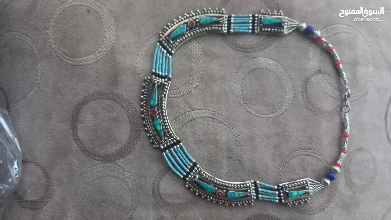 عقود ( طوق ) شغل يدوي من الحجار الفيروز و المرجان و البيس