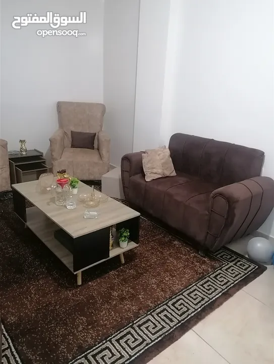 طقم كنب مع طقم طاولات مودرن