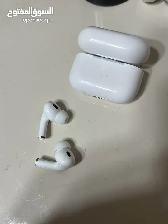 سماعة airpods pro 2 ممتازه استعملتها تقريبا مرتين و معها شاحن و الحمايات تبعون الاذن